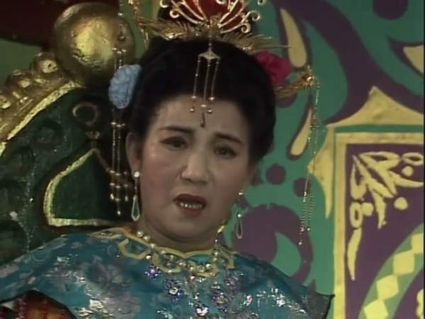 Tạo hình hoàng hậu nước Xa Trì của nghệ sĩ Triệu Lệ Dung.